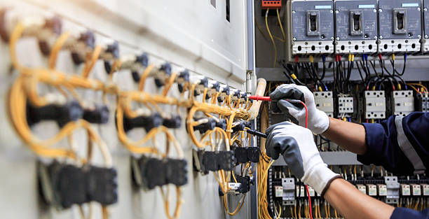 Professional Electrician technician working in Glasgow, DE